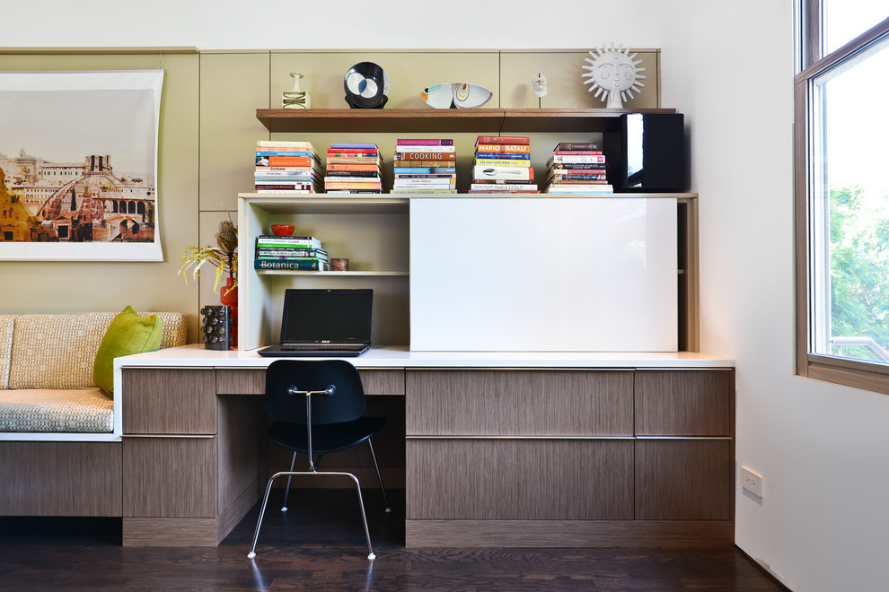 Idéer för ett stort modernt arbetsrum, med vita väggar, mörkt trägolv och ett inbyggt skrivbord