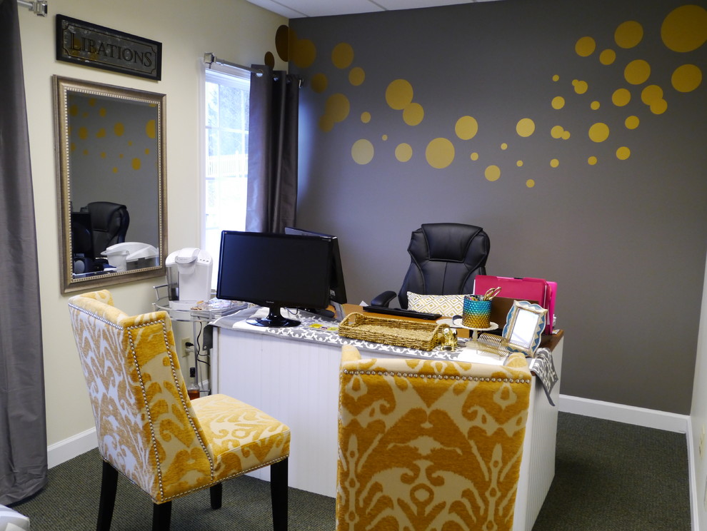 Cette image montre un bureau design de taille moyenne avec un mur gris, moquette, aucune cheminée et un bureau indépendant.
