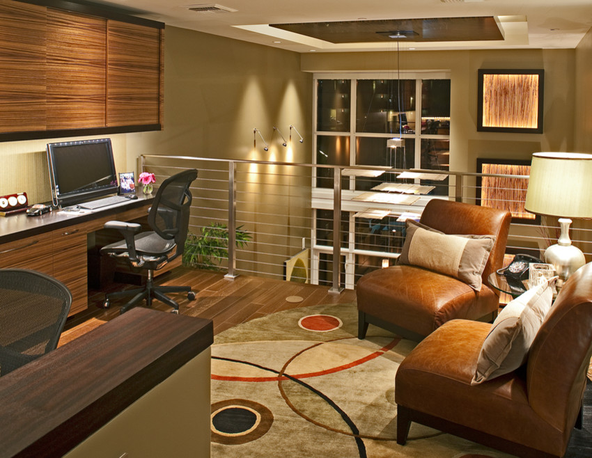 Cette image montre un petit bureau design avec un mur vert, un sol en bois brun, aucune cheminée, un bureau intégré et un sol marron.