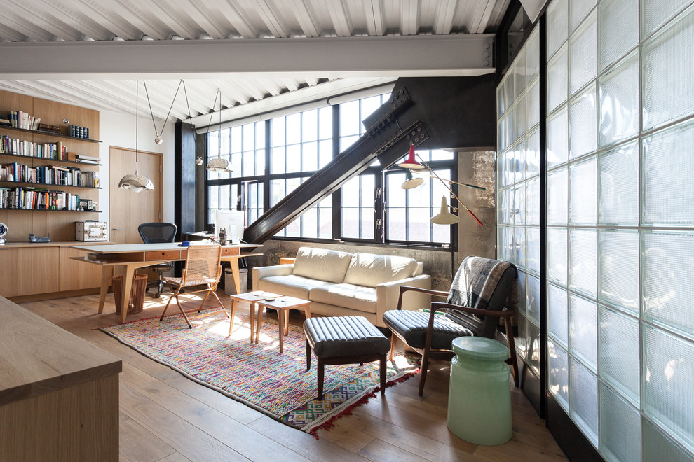 Industrial Arbeitszimmer mit Arbeitsplatz, hellem Holzboden und freistehendem Schreibtisch in San Francisco