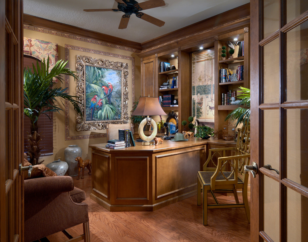 マイアミにあるトラディショナルスタイルのおしゃれなホームオフィス・書斎 (造り付け机) の写真