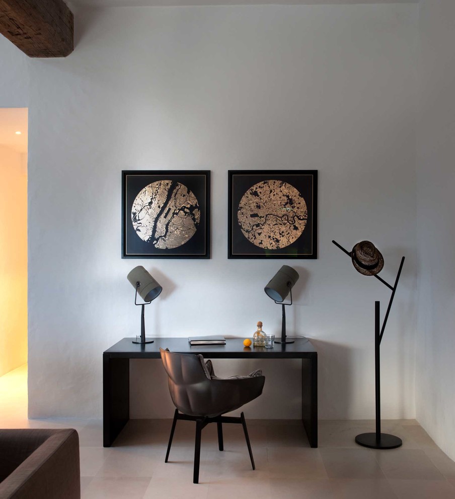 Kleines Mediterranes Arbeitszimmer ohne Kamin mit Arbeitsplatz, weißer Wandfarbe, freistehendem Schreibtisch und Keramikboden in London