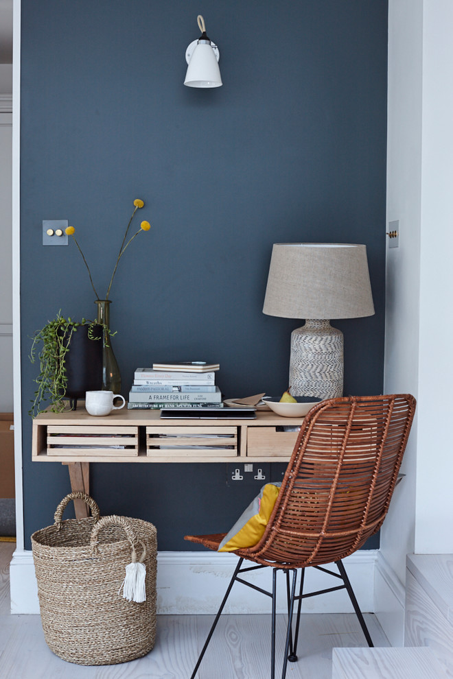 Ejemplo de despacho contemporáneo con paredes azules y escritorio empotrado