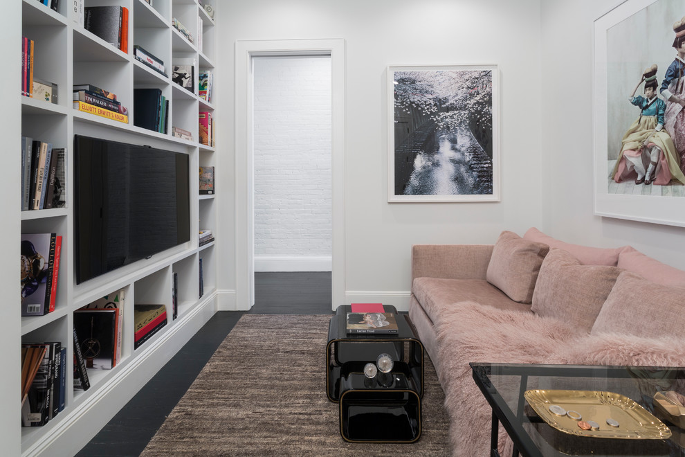 Ejemplo de despacho minimalista pequeño con paredes blancas