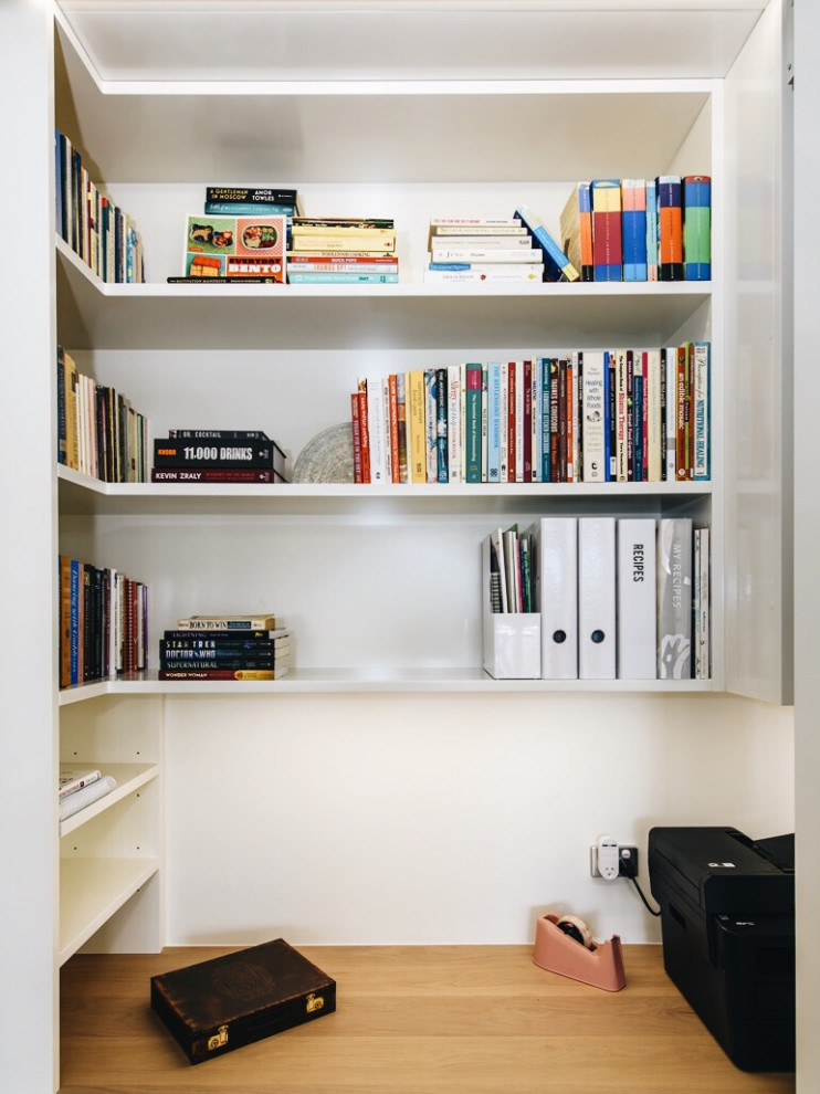 高級な中くらいなトラディショナルスタイルのおしゃれな書斎 (白い壁、造り付け机) の写真