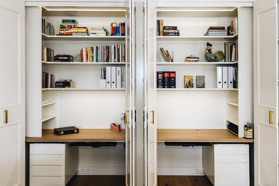 Exemple d'un bureau chic avec un mur blanc, parquet clair, un bureau intégré, un sol marron et du lambris.