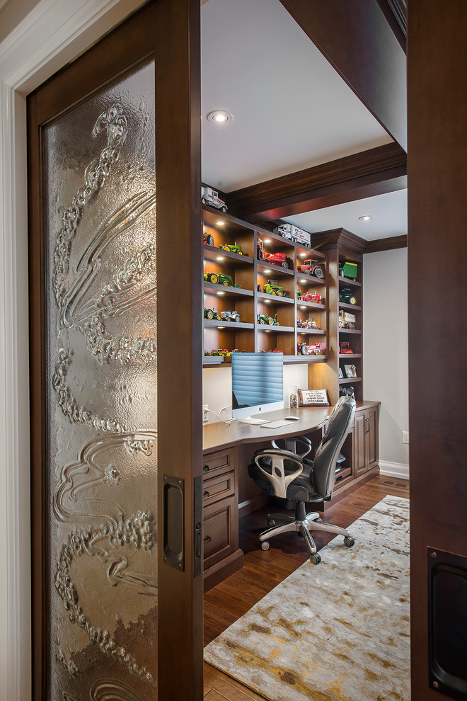 Traditional home office in Toronto.