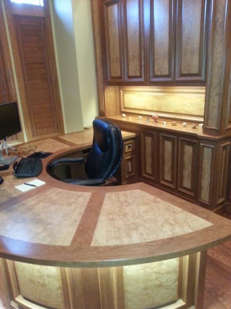 Идея дизайна: кабинет среднего размера в классическом стиле с светлым паркетным полом и встроенным рабочим столом