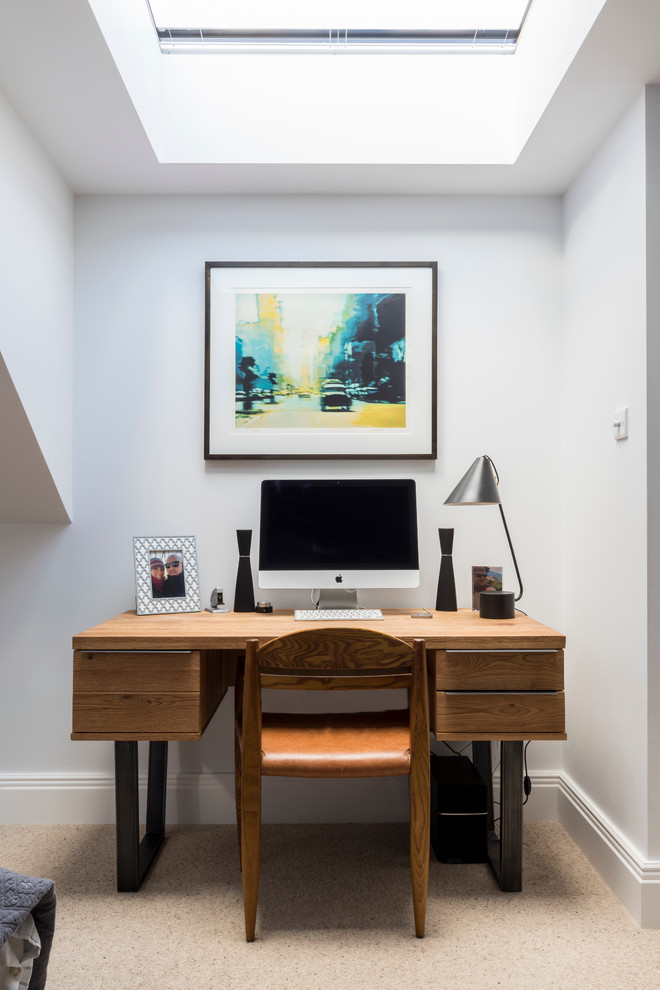 Aménagement d'un petit bureau contemporain avec un mur gris, moquette et un bureau indépendant.