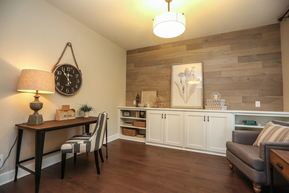 Idéer för att renovera ett arbetsrum, med beige väggar, ett fristående skrivbord och brunt golv