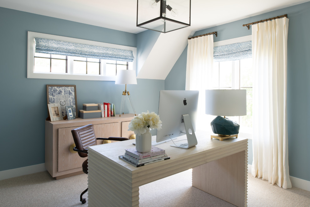 Aménagement d'un bureau classique de taille moyenne avec un mur bleu, moquette, aucune cheminée, un bureau indépendant et un sol beige.