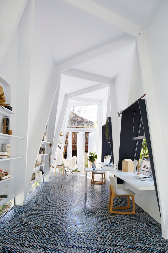 Ispirazione per un atelier di medie dimensioni con pareti bianche e scrivania incassata
