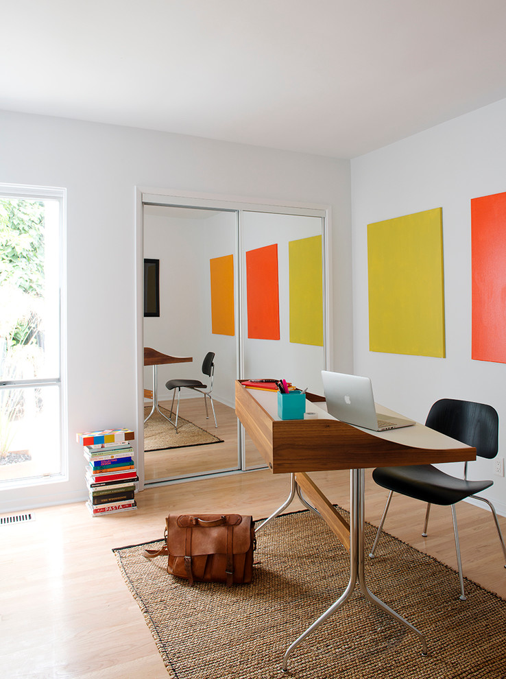 Cette photo montre un bureau rétro de taille moyenne avec un mur blanc, parquet clair, un bureau indépendant, aucune cheminée et un sol marron.