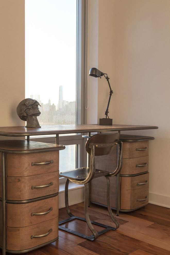 Foto på ett eklektiskt arbetsrum, med mellanmörkt trägolv och ett fristående skrivbord