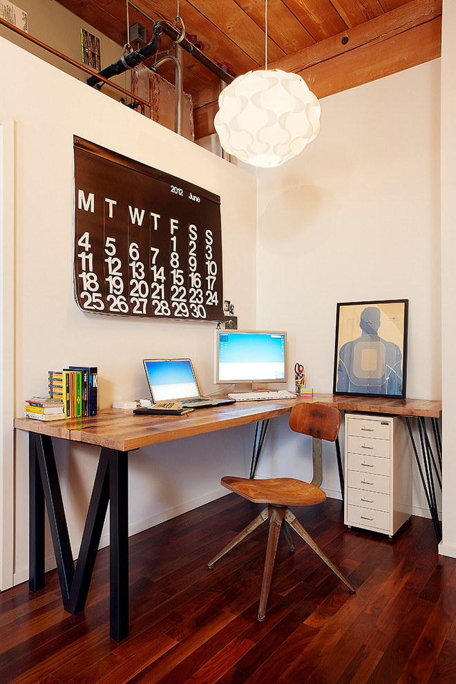 Ejemplo de despacho urbano con paredes blancas, suelo de madera oscura y escritorio independiente
