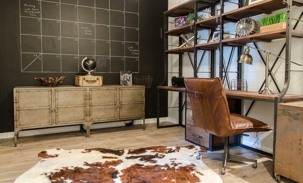 Inspiration för mellanstora industriella arbetsrum, med grå väggar, vinylgolv och ett fristående skrivbord