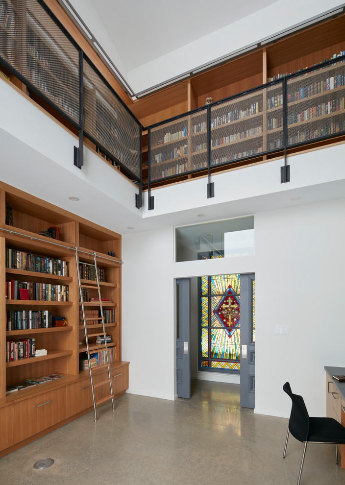 Geräumiges Modernes Lesezimmer ohne Kamin mit weißer Wandfarbe, Betonboden, Einbau-Schreibtisch und grauem Boden in Ottawa