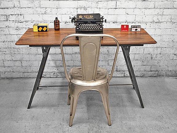 Modelo de despacho industrial de tamaño medio con escritorio independiente