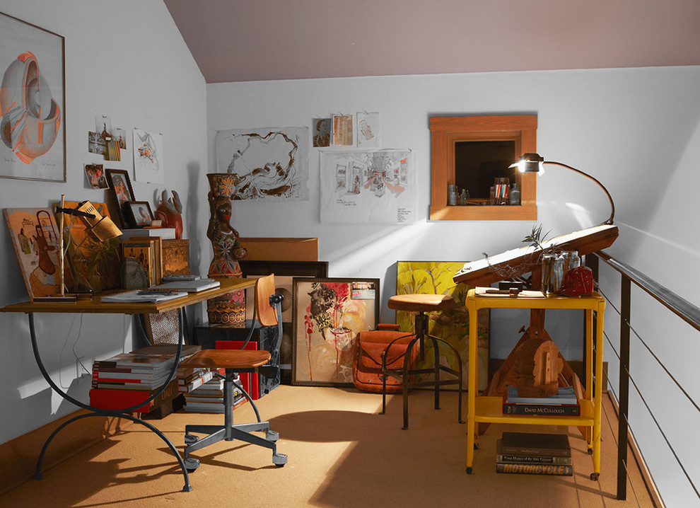 Kleines Industrial Arbeitszimmer ohne Kamin mit Studio, weißer Wandfarbe, Teppichboden und freistehendem Schreibtisch in Dallas