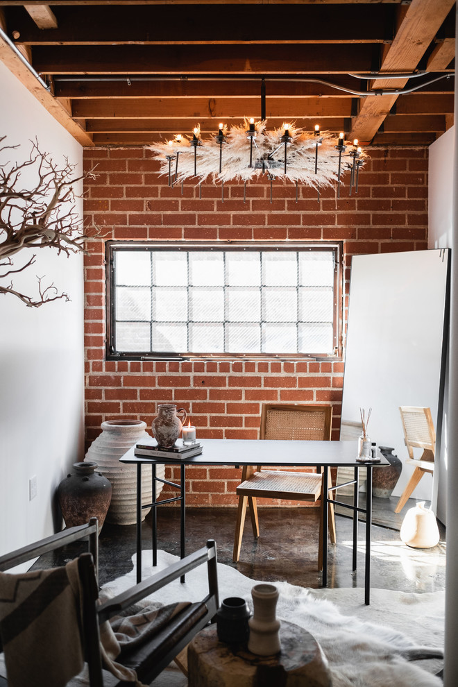 Kleines Industrial Arbeitszimmer ohne Kamin mit weißer Wandfarbe, Betonboden, freistehendem Schreibtisch und grauem Boden in Sonstige