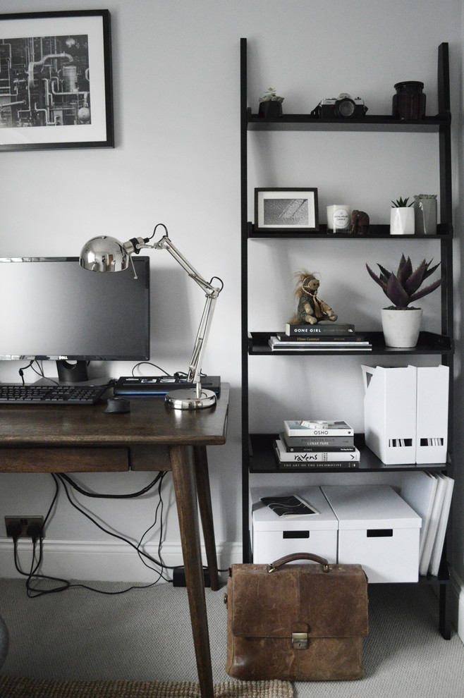 Esempio di un piccolo ufficio industriale con pareti grigie, moquette, scrivania autoportante e pavimento grigio
