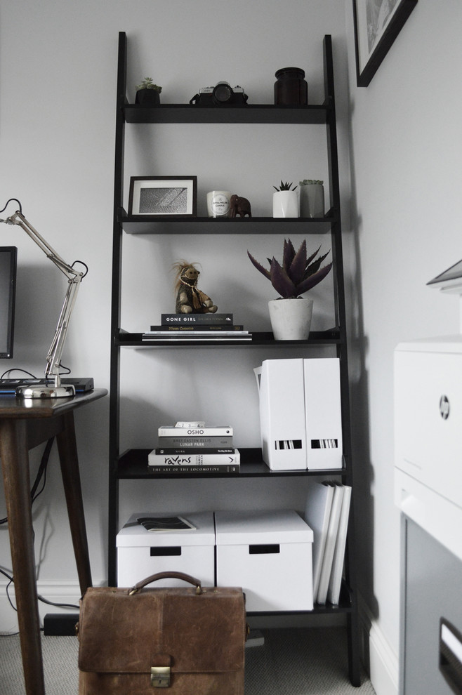 Modelo de despacho urbano pequeño con paredes grises, moqueta, escritorio independiente y suelo gris