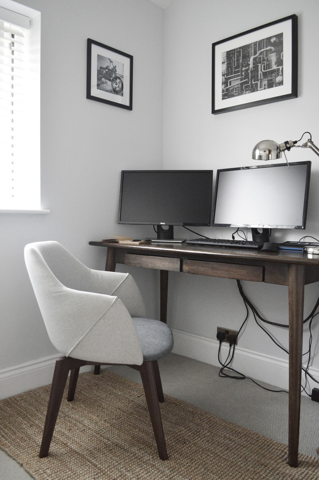 Foto de despacho urbano pequeño con paredes grises, moqueta, escritorio independiente y suelo gris