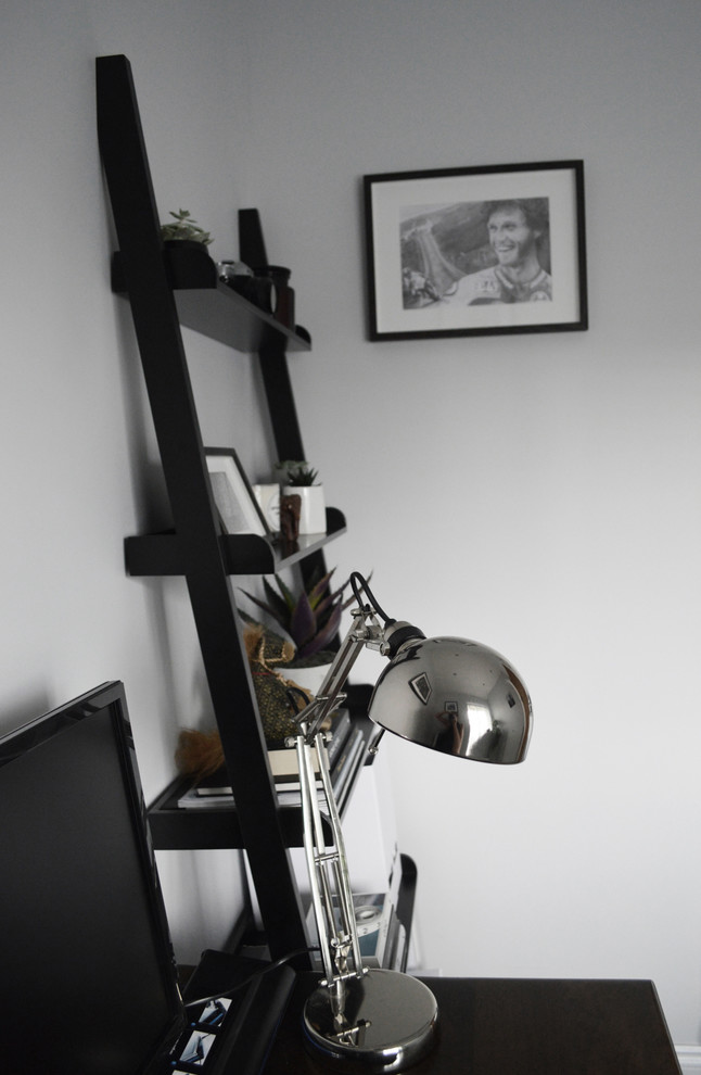 Imagen de despacho industrial pequeño con paredes grises, moqueta, escritorio independiente y suelo gris