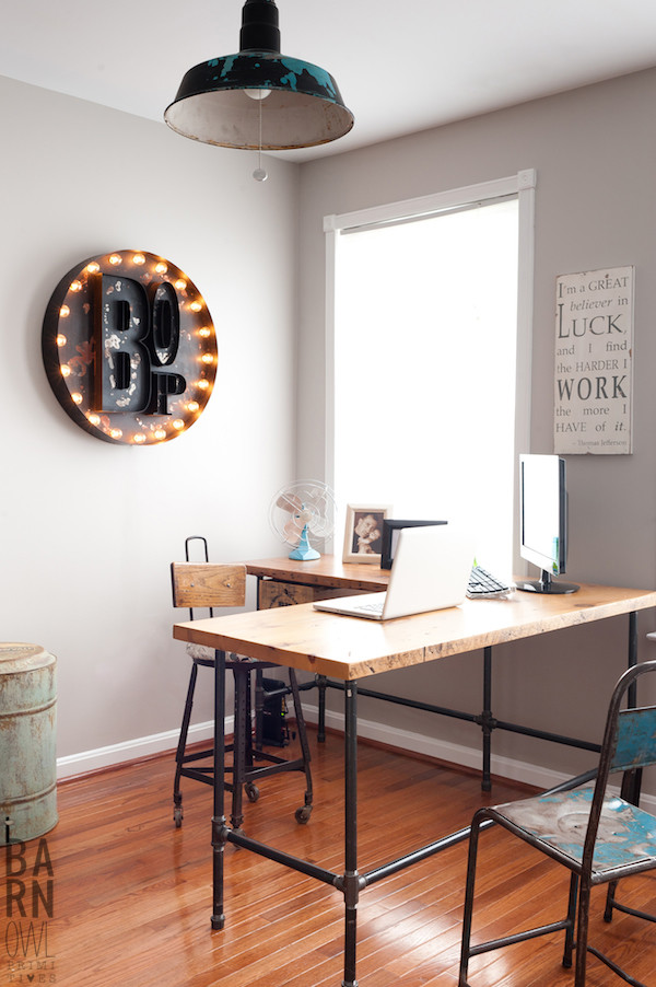 Idée de décoration pour un bureau urbain de taille moyenne avec un mur gris, un sol en bois brun et un bureau indépendant.