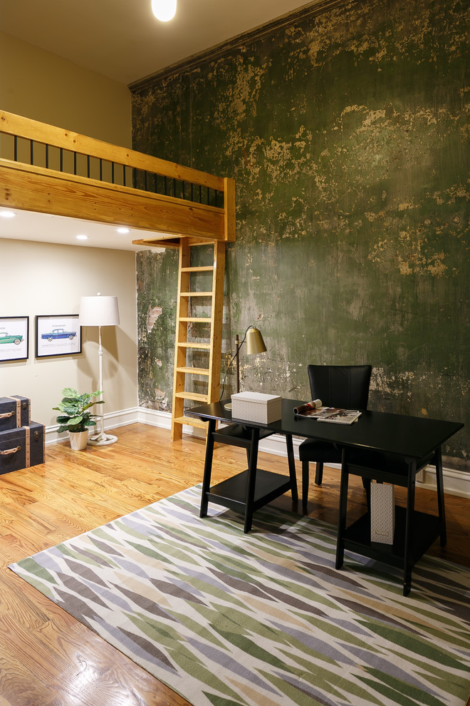 Industrial Arbeitszimmer mit Arbeitsplatz, beiger Wandfarbe, braunem Holzboden und freistehendem Schreibtisch in Louisville