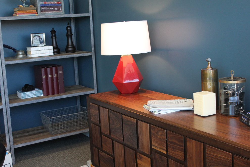 Aménagement d'un grand bureau classique avec un mur bleu, moquette et un bureau indépendant.