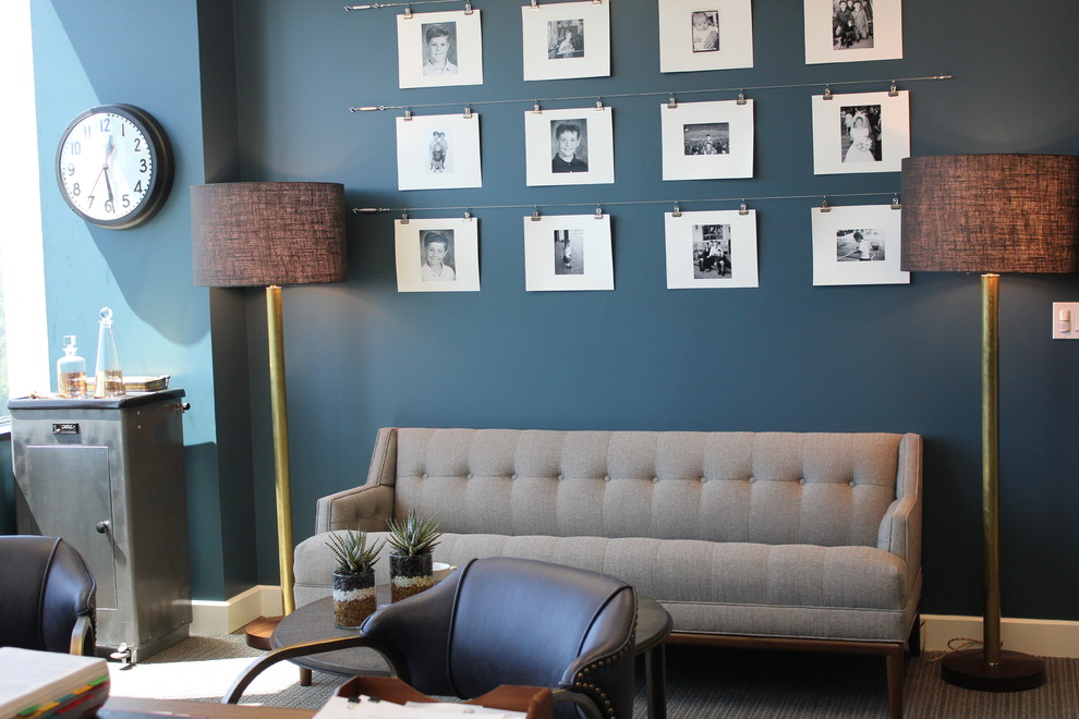 На фото: большой кабинет в стиле неоклассика (современная классика) с синими стенами, ковровым покрытием и отдельно стоящим рабочим столом с