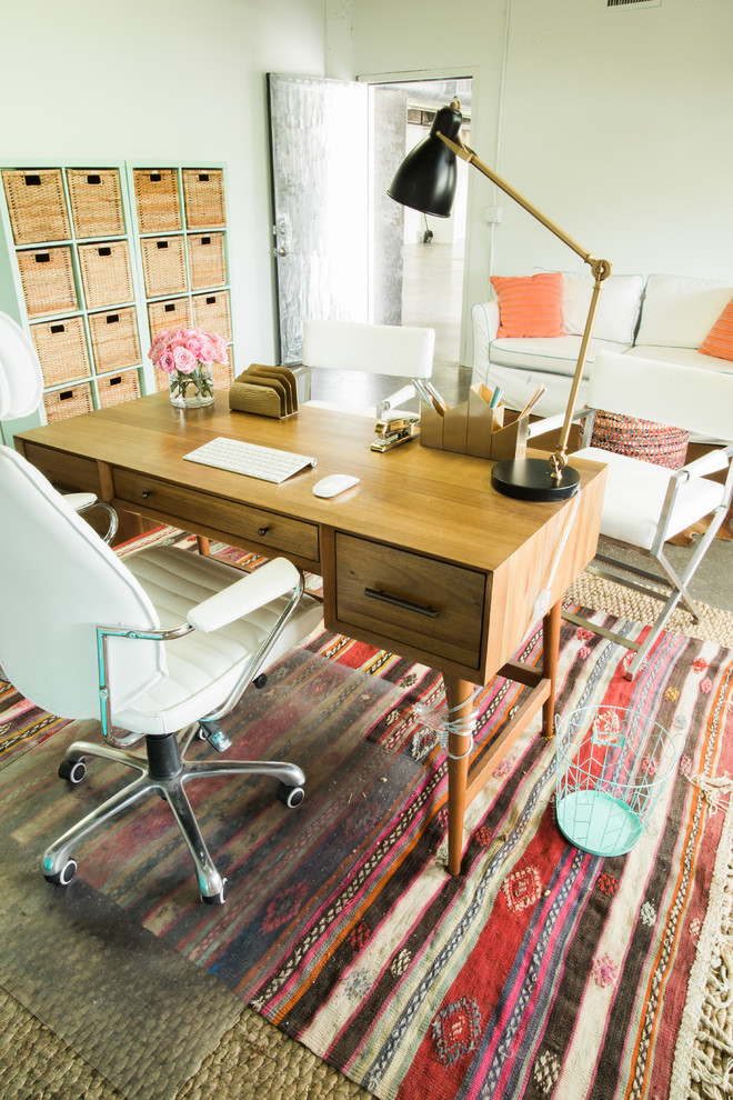 ヒューストンにあるお手頃価格の中くらいなトランジショナルスタイルのおしゃれなホームオフィス・書斎 (白い壁、コンクリートの床、自立型机) の写真