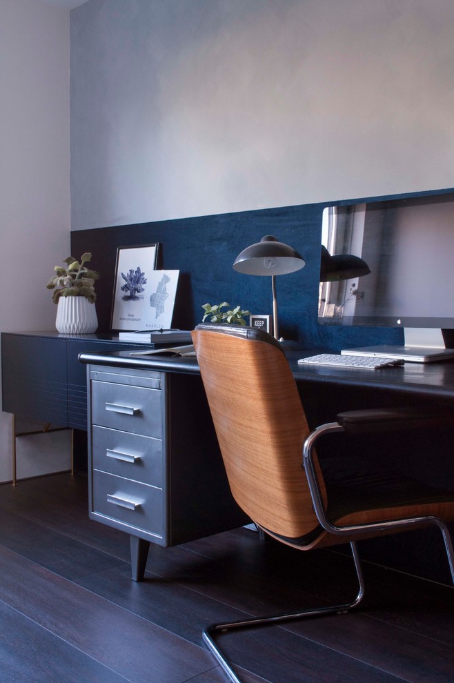 Imagen de despacho urbano de tamaño medio con paredes azules y escritorio independiente