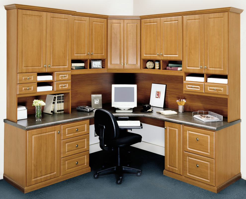 Imagen de despacho clásico de tamaño medio con escritorio empotrado