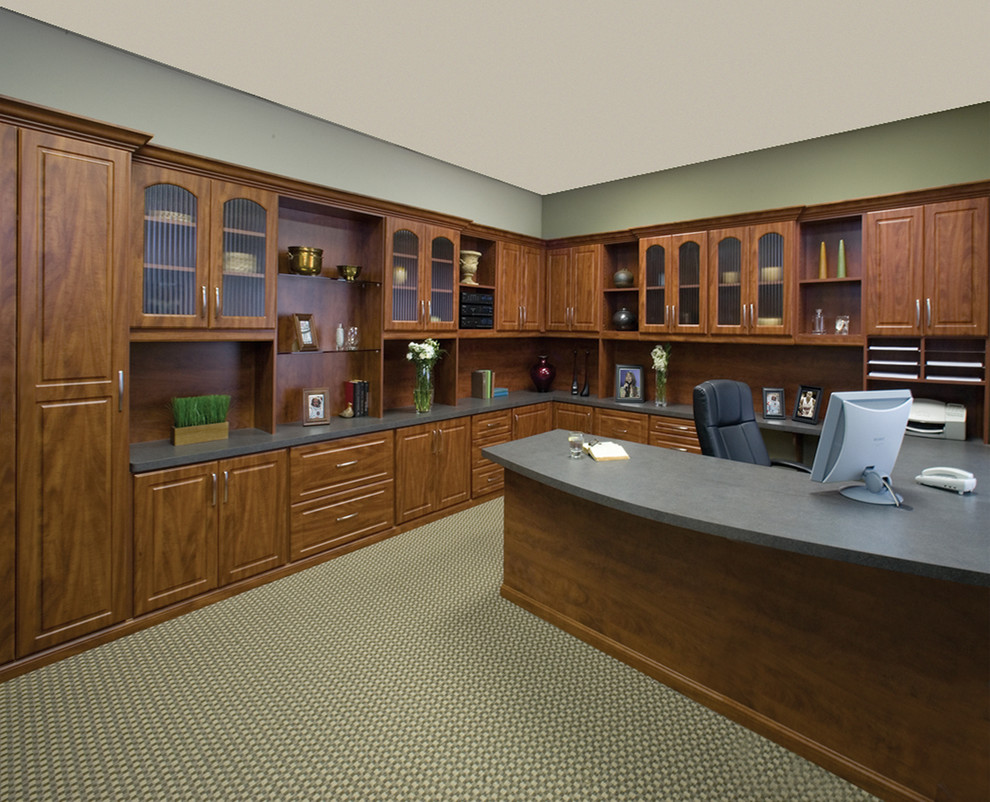Immagine di un ampio ufficio design con scrivania incassata