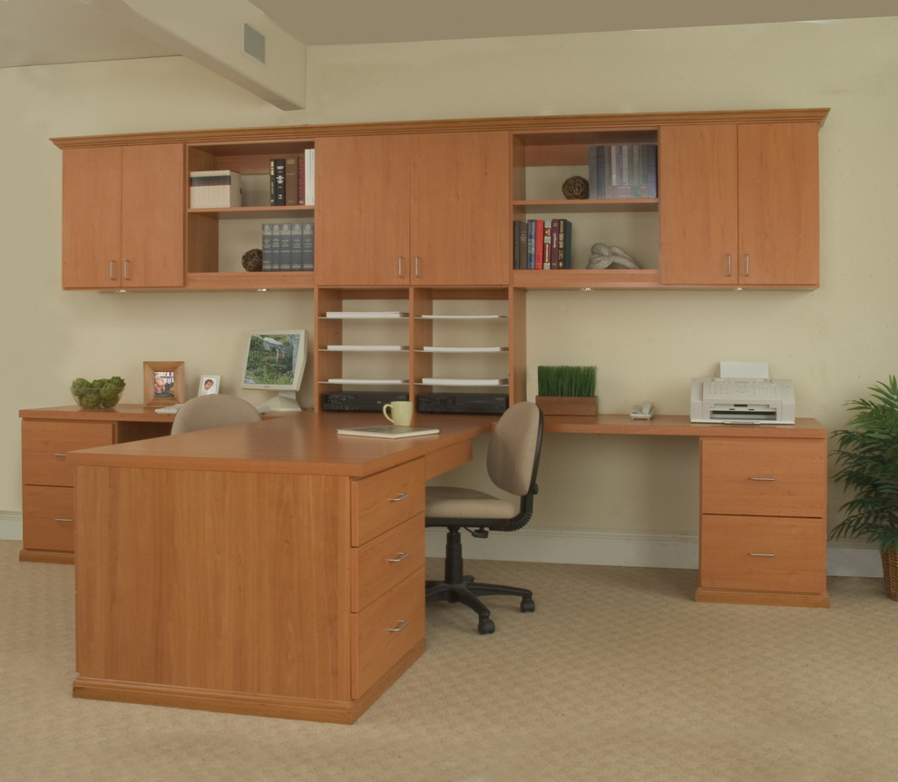 Cette photo montre un grand bureau tendance avec un bureau intégré.