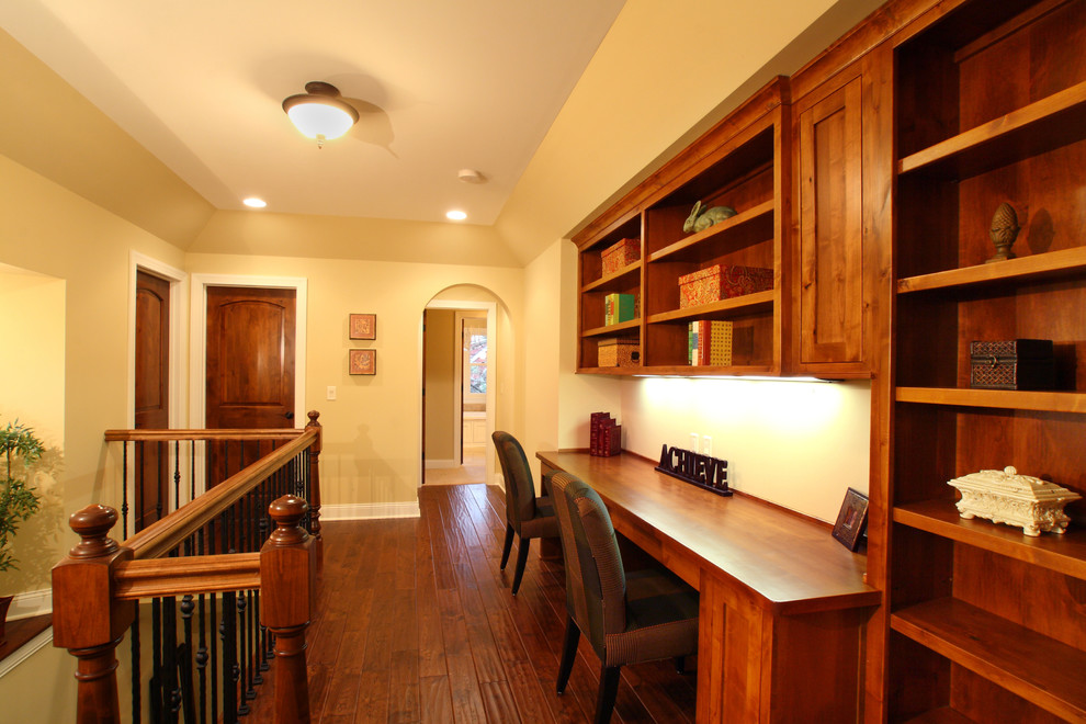 Пример оригинального дизайна: кабинет в классическом стиле с встроенным рабочим столом