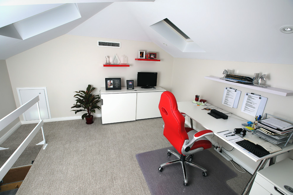 Foto di un piccolo ufficio moderno con pareti bianche, moquette e scrivania autoportante