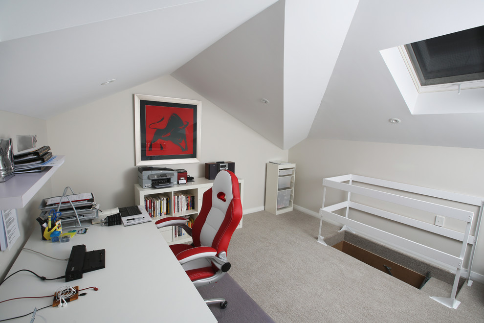Modelo de despacho minimalista pequeño con paredes blancas, moqueta y escritorio independiente