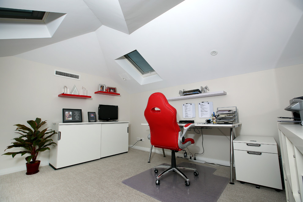 Idee per un piccolo ufficio minimalista con pareti bianche, moquette e scrivania autoportante