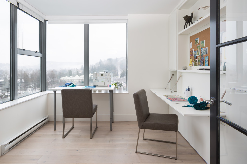 Inspiration pour un bureau design de taille moyenne avec un mur blanc, un sol en vinyl, un sol beige et un bureau intégré.