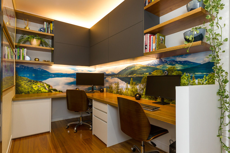 ブリスベンにある高級な中くらいなコンテンポラリースタイルのおしゃれな書斎 (造り付け机、壁紙、無垢フローリング、マルチカラーの床) の写真