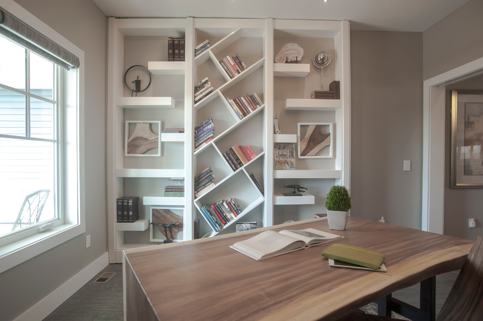 Cette photo montre un bureau chic avec un mur gris, un sol en carrelage de porcelaine et un bureau indépendant.