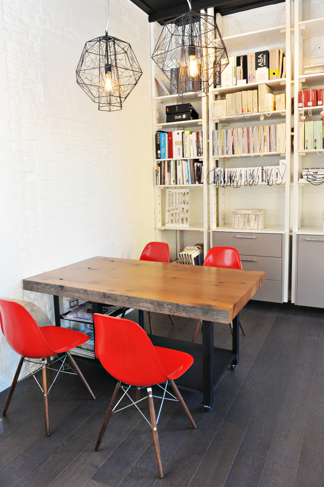 Aménagement d'un bureau contemporain de type studio avec un mur blanc, parquet foncé et un bureau indépendant.