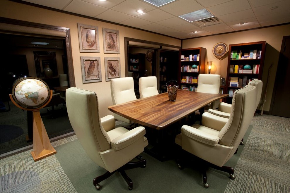 Cette image montre un grand bureau traditionnel avec un mur marron, moquette et un sol vert.