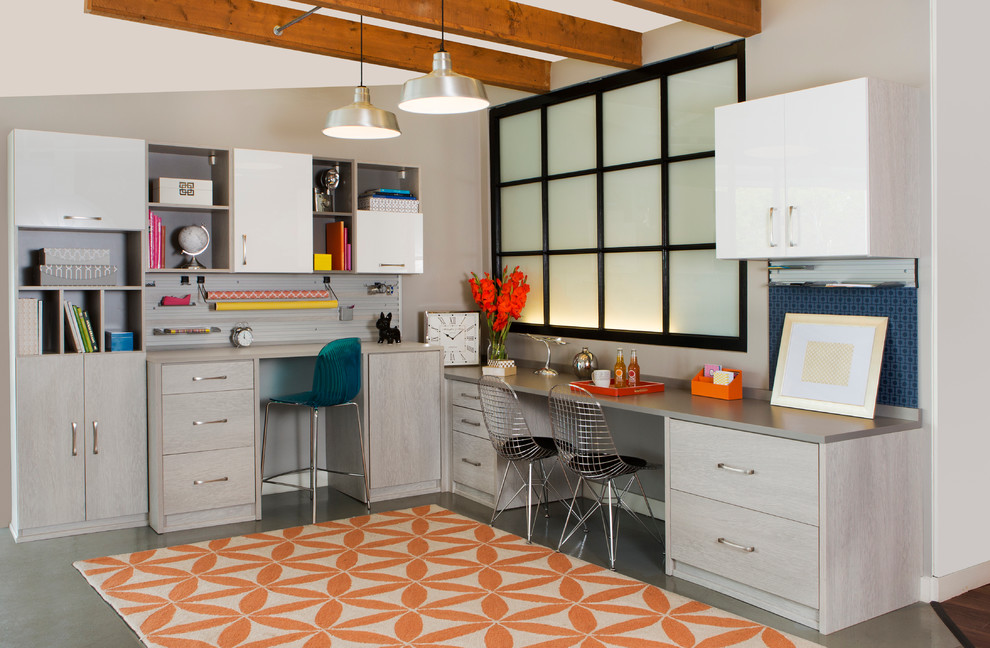 Mittelgroßes Modernes Nähzimmer ohne Kamin mit beiger Wandfarbe, Betonboden und Einbau-Schreibtisch in Nashville