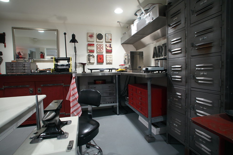 Geräumiges Industrial Arbeitszimmer ohne Kamin mit weißer Wandfarbe, Betonboden, freistehendem Schreibtisch und Studio in Portland