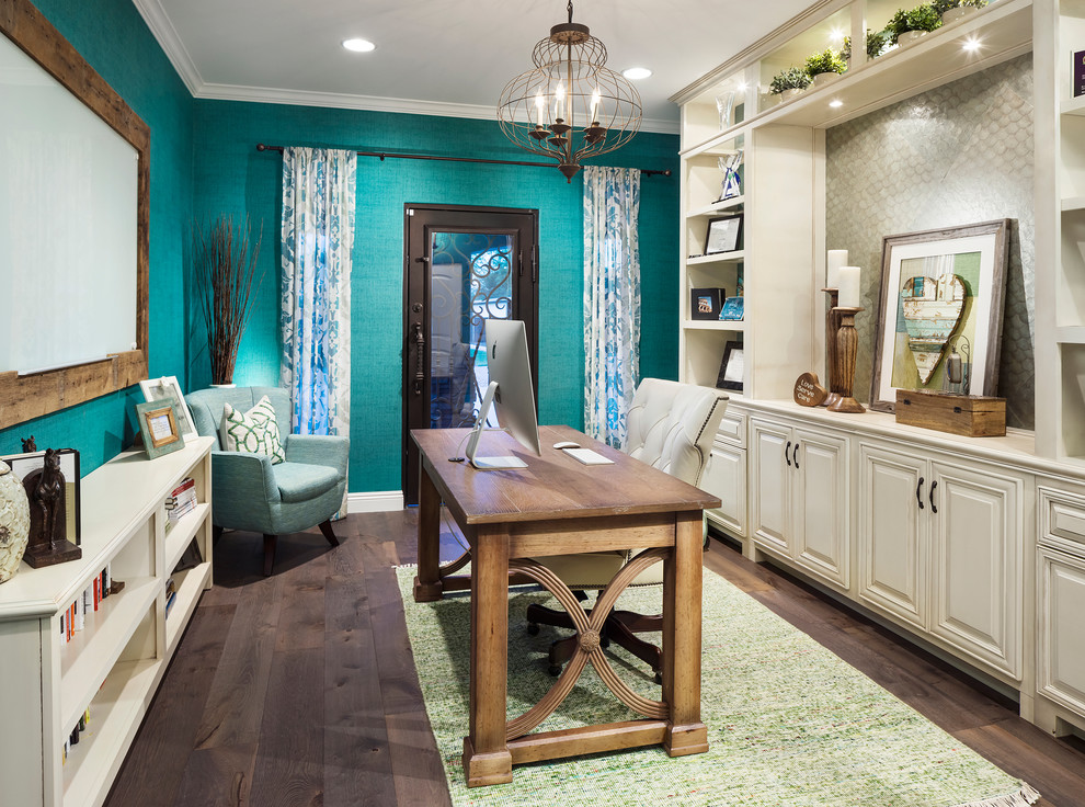 Ejemplo de despacho clásico renovado de tamaño medio sin chimenea con paredes azules, suelo de madera oscura, escritorio independiente y suelo marrón