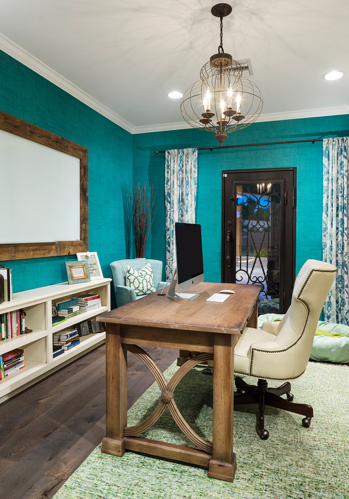 Aménagement d'un bureau classique de taille moyenne avec un mur bleu, parquet foncé, aucune cheminée, un bureau indépendant et un sol marron.
